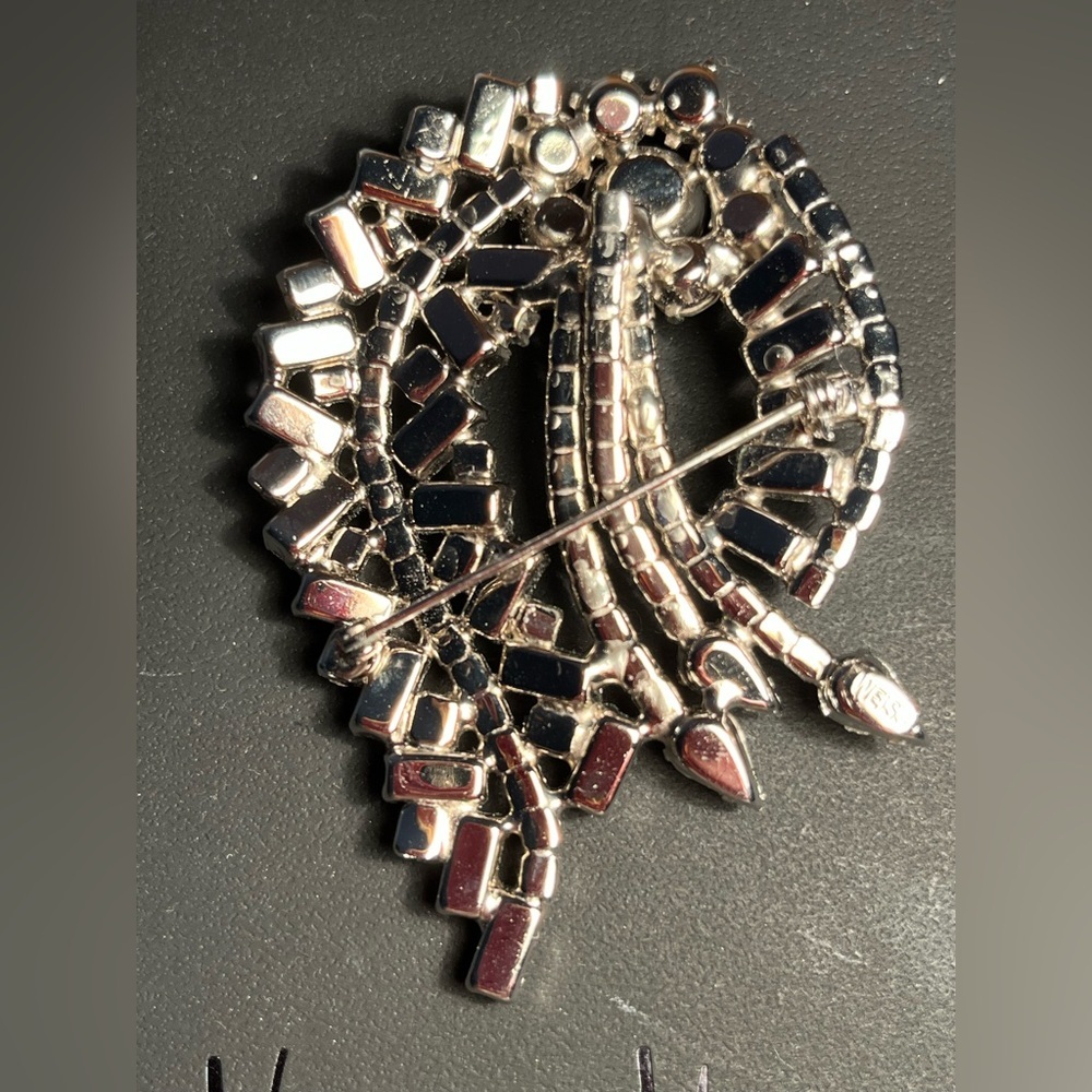 ELEGANT VINTAGE WEISS 1950s ERA RHINESTONE Brooch 💎💎💎💎💎💎💎💎💎💎💎💎💎💎💎💎💎💎💎 - Picture 6 of 7